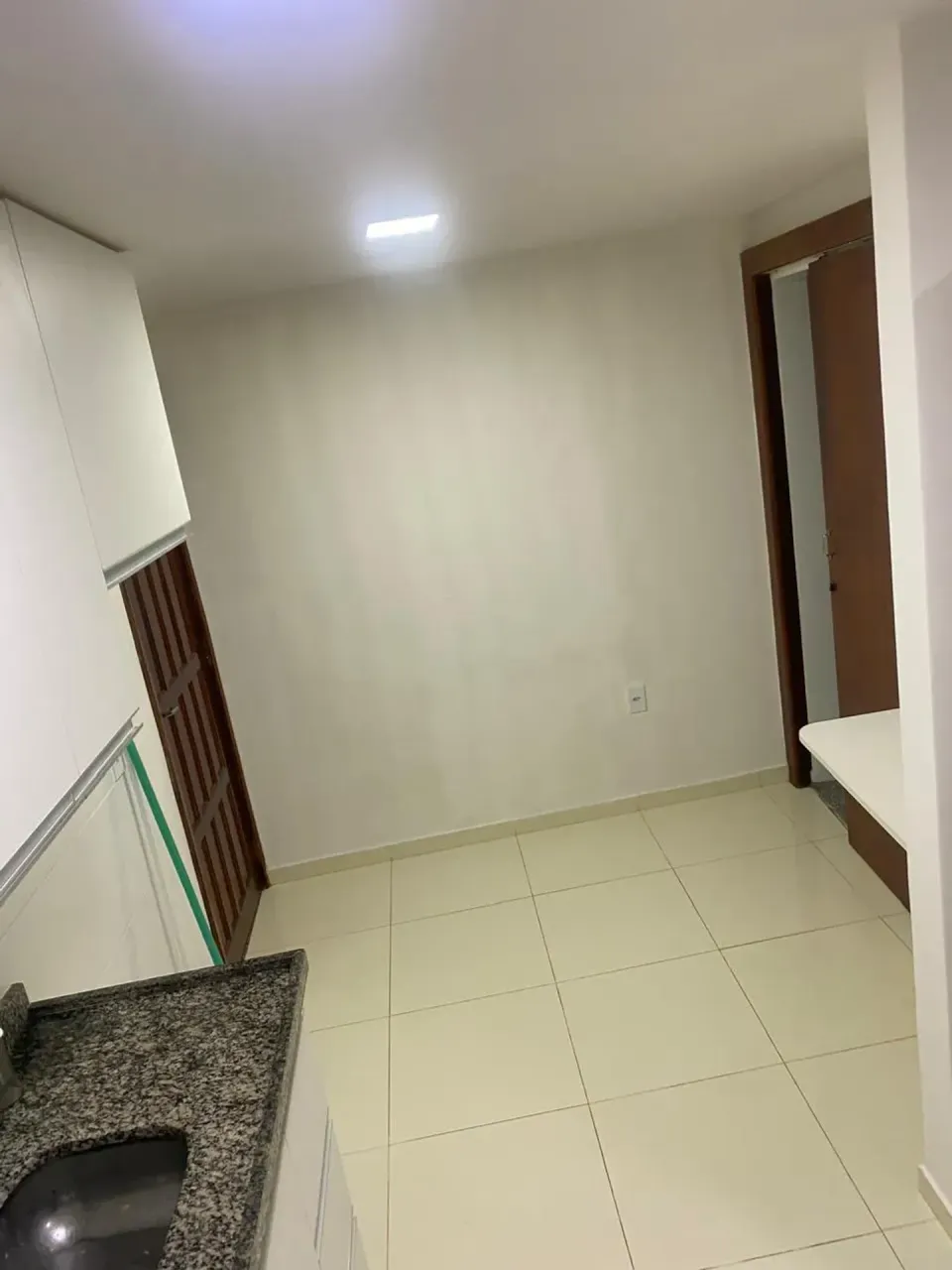 Unfurnished 1-bedroom apartment with a separate kitchen — photo 3