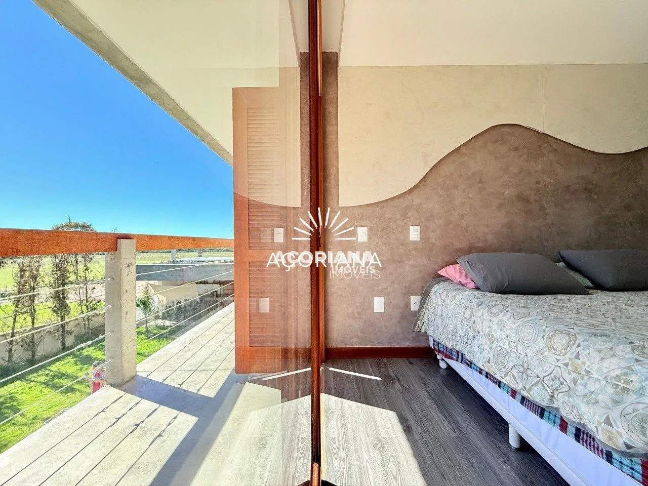 House with open-plan kitchen and 5 bedrooms over 558 m² — photo 45