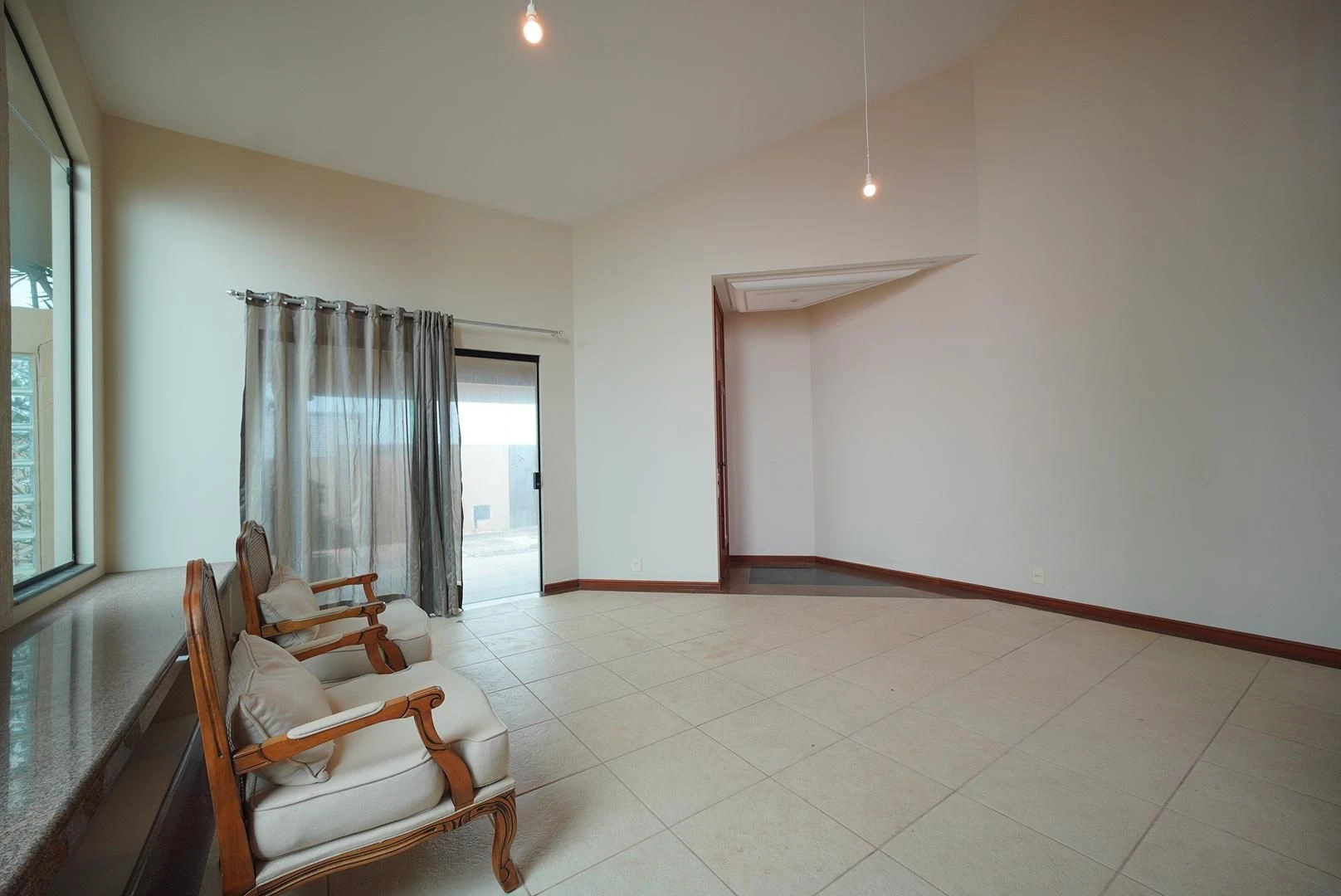407 m² house with a washing machine and a bathtub