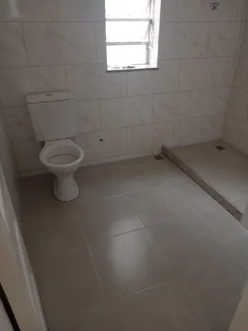 Unfurnished 3-bedroom apartment with a laundry area — photo 4