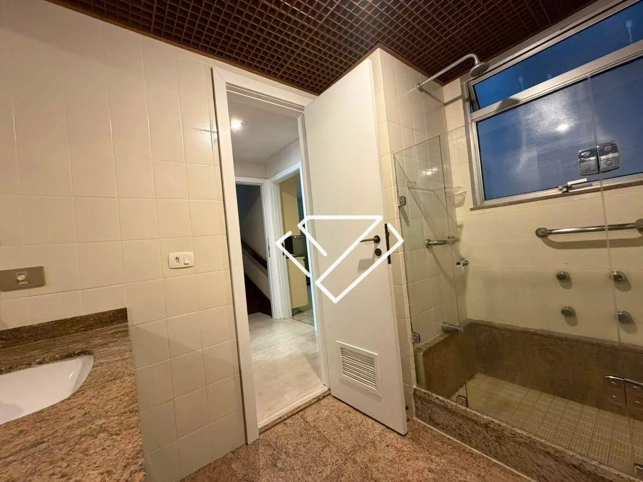 Penthouse with 3 bedrooms, 4 bathrooms and enclosed balcony — photo 47