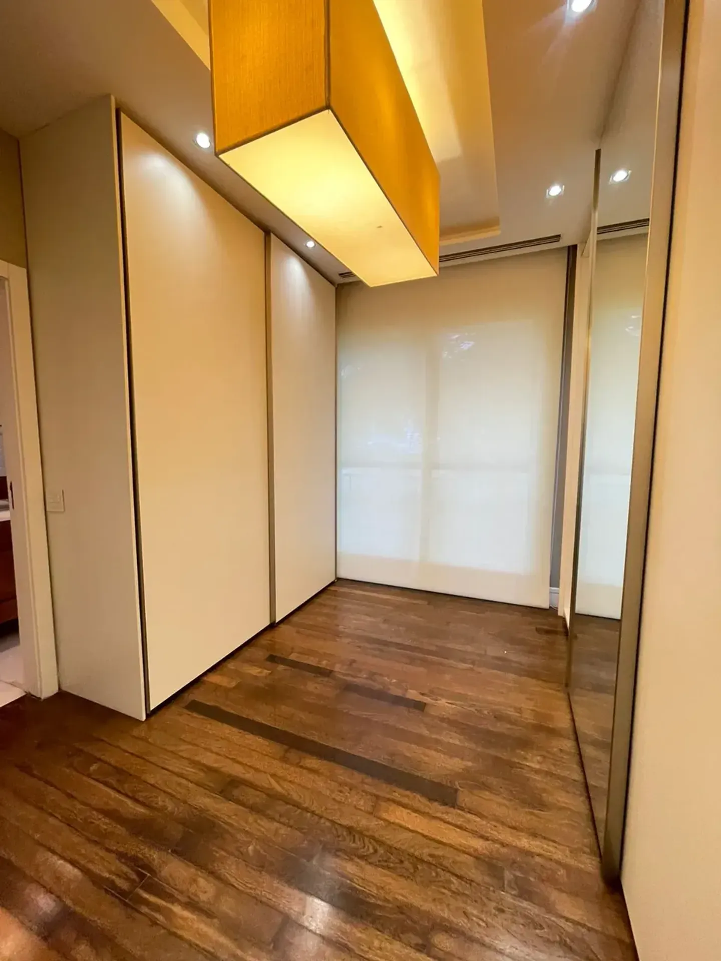 Furnished 3-bedroom apartment with glassed balcony — photo 25