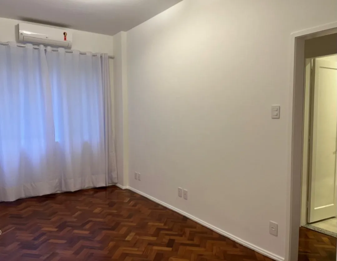 Wood or laminate floors in a one-bedroom apartment, 45 m² — photo 10