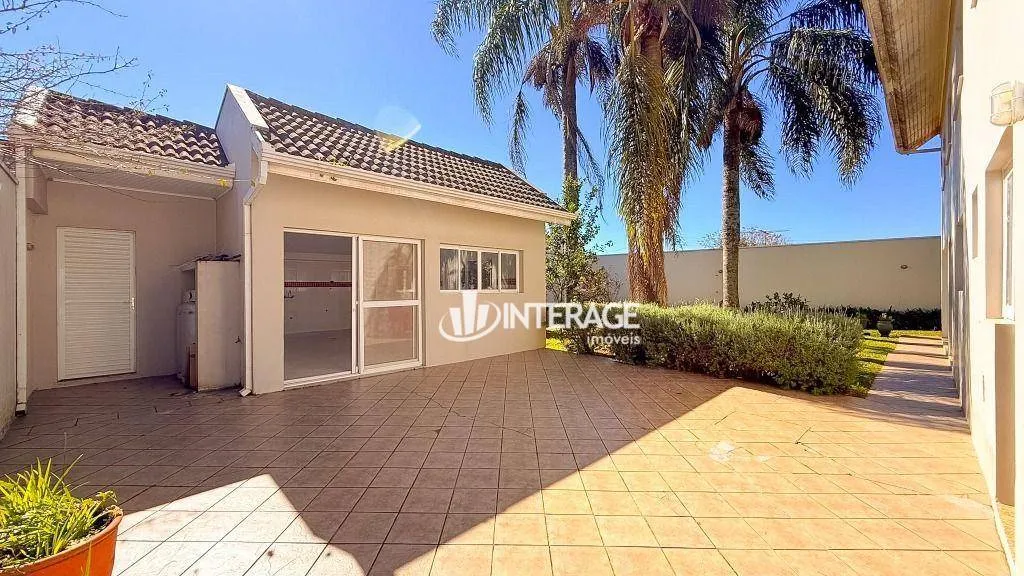 Condo house with private garden and laundry area — photo 15