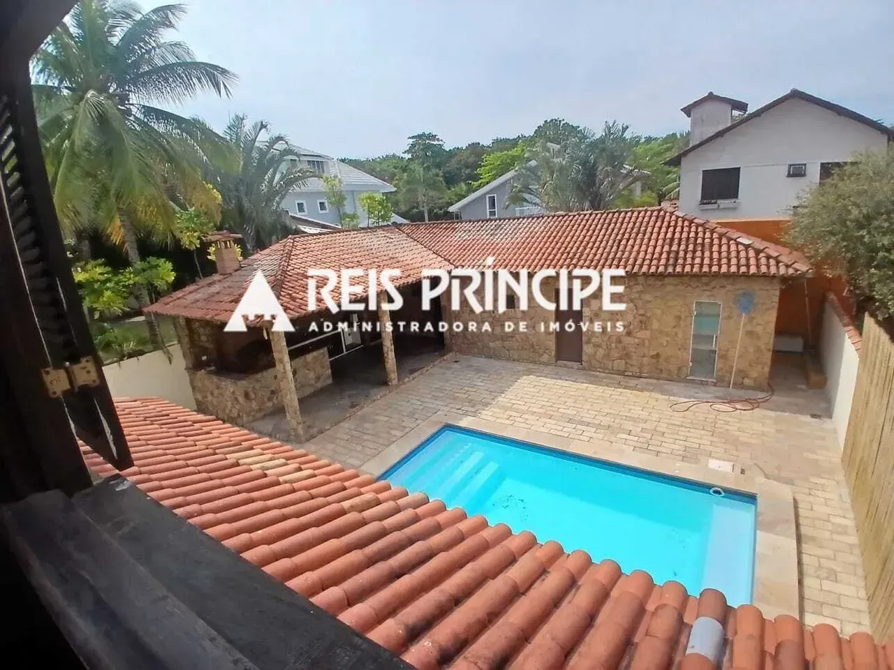 Unfurnished house with 4 bedrooms and 5 bathrooms — photo 27