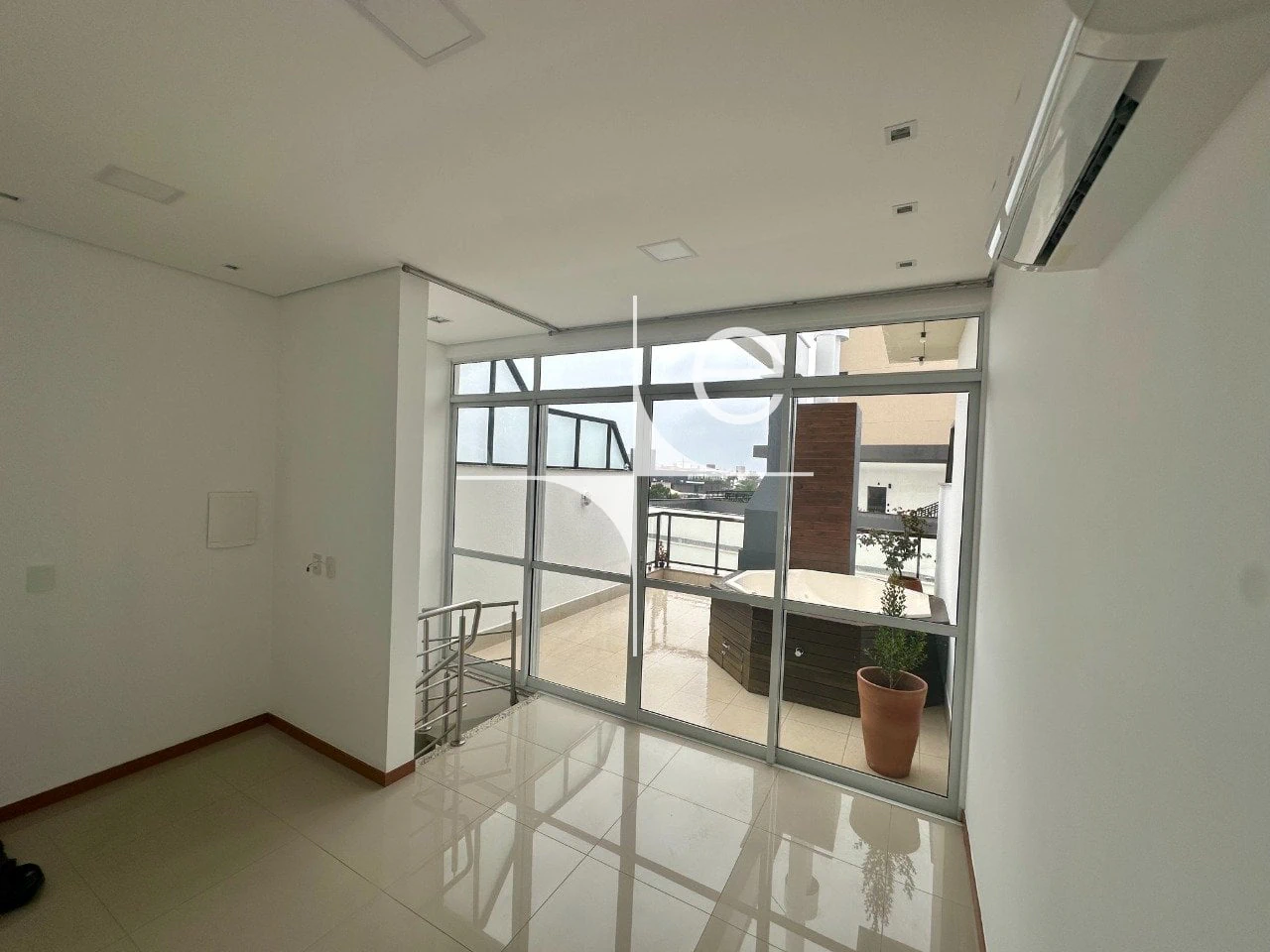 Walk-in closet in a 2-bedroom apartment, 98 m² — photo 17