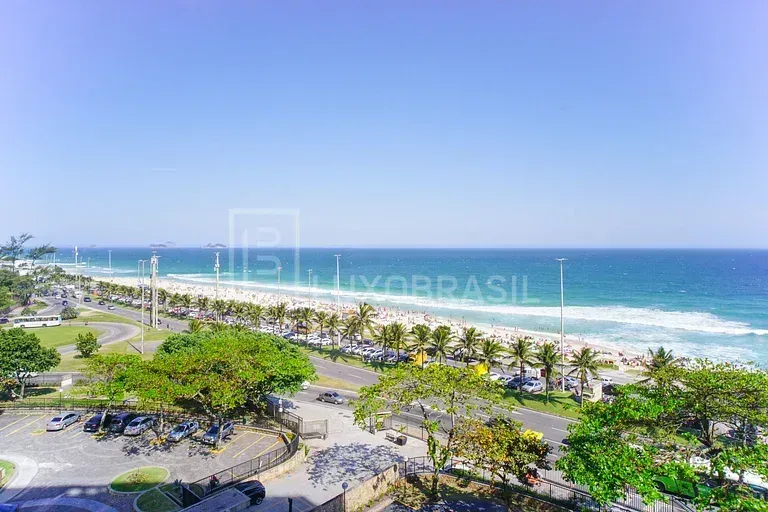Furnished 4-bedroom apartment with 245 m² — photo 3