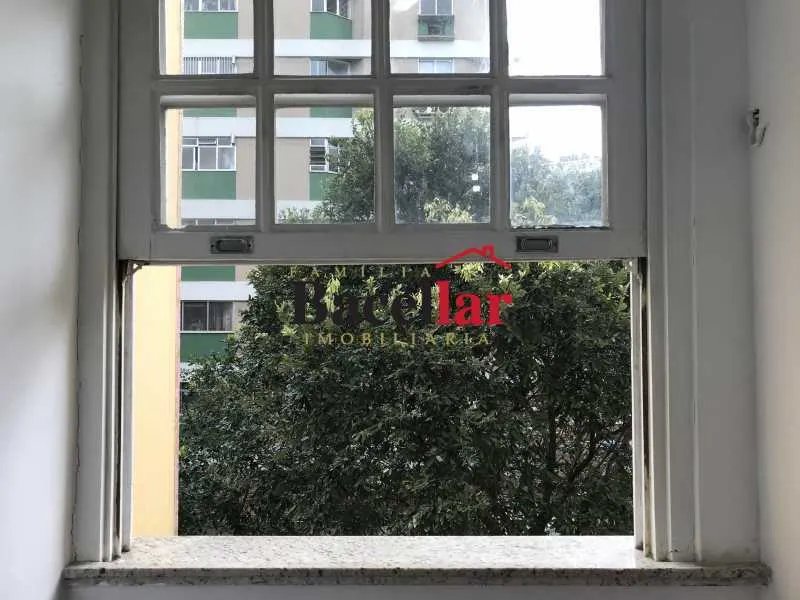 Wood or laminate floors in a one-bedroom apartment, 50 m² — photo 9