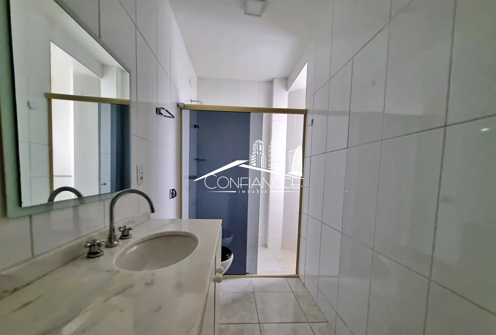 Bathtub in a 3-bedroom house, 350 m² — photo 36