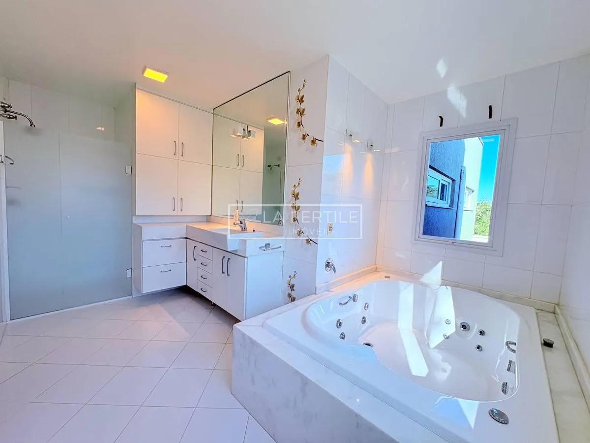 Будинок на 5 спалень із 2 ванними при кімнаті, 400 м² — photo 34