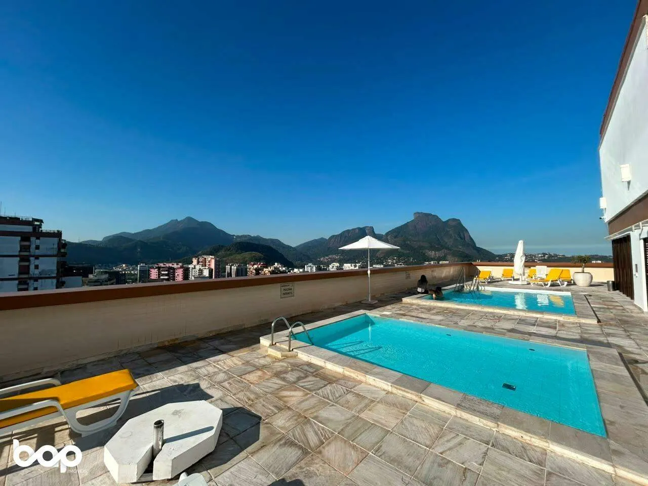 One-bedroom apartment with a mountain view — photo 6