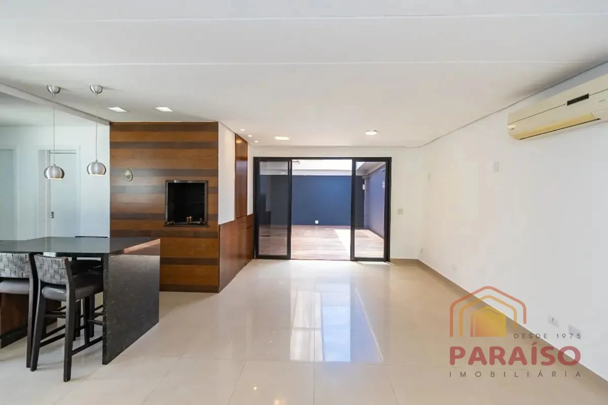 4-bedroom house with a grill on the balcony in Curitiba