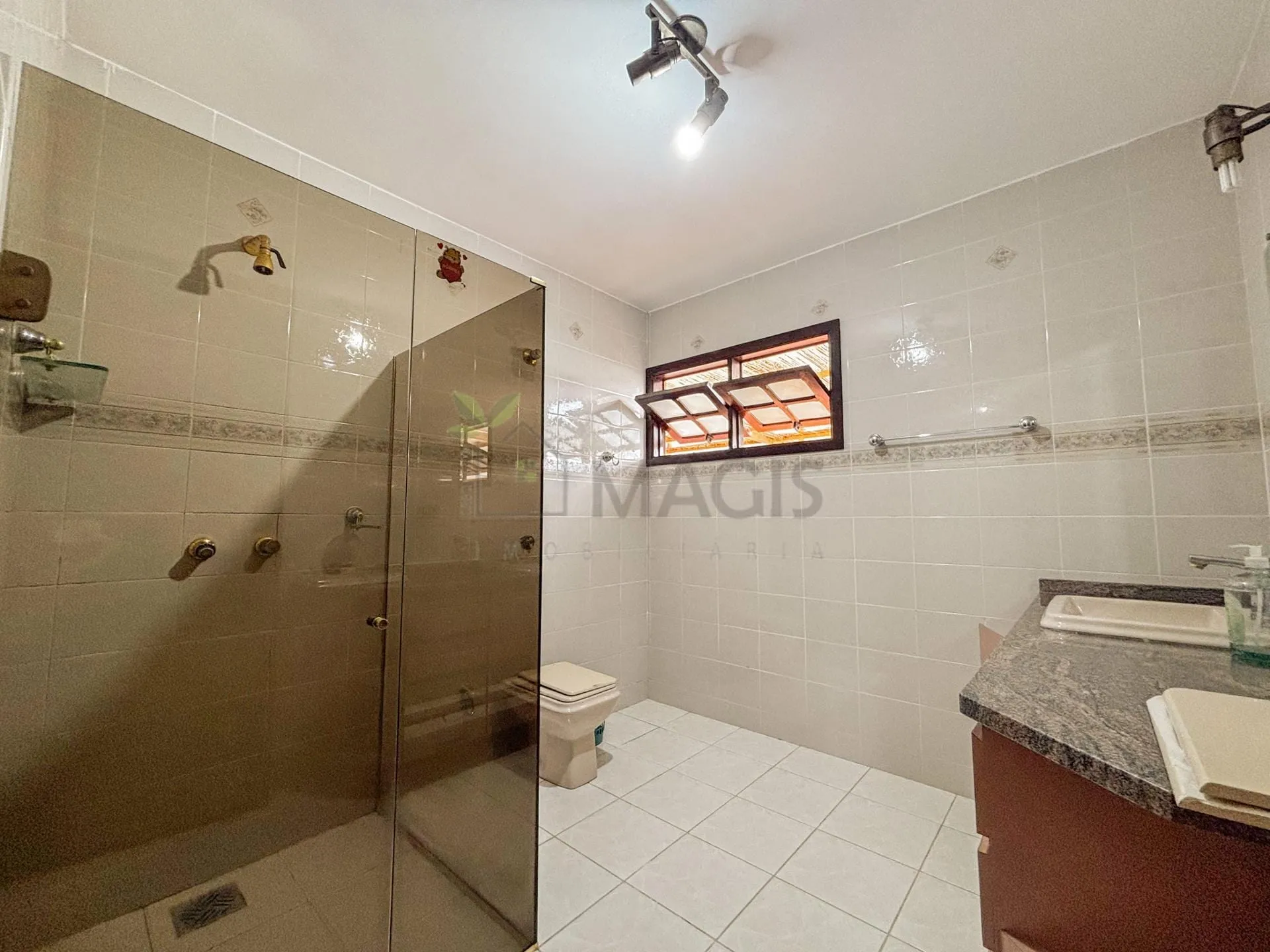 House with 5 bedrooms and 13 parking spaces across 2 floors — photo 35