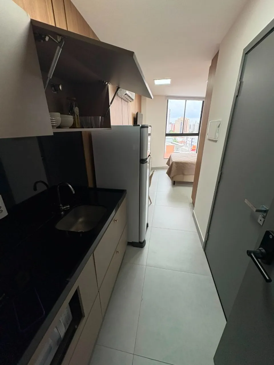One-bedroom apartment with floor-to-ceiling windows — photo 3