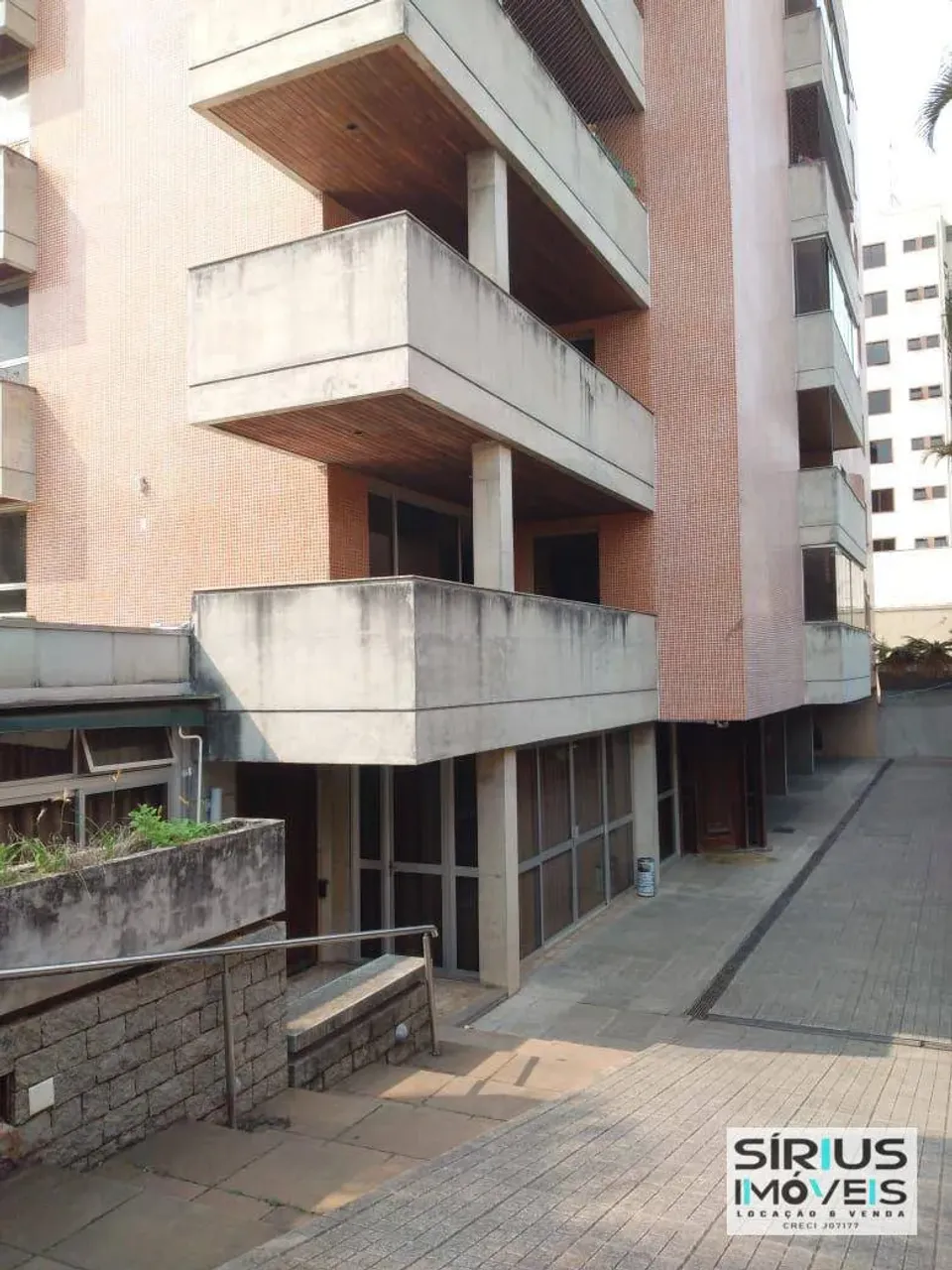 4-bedroom apartment with enclosed glass balcony — photo 16