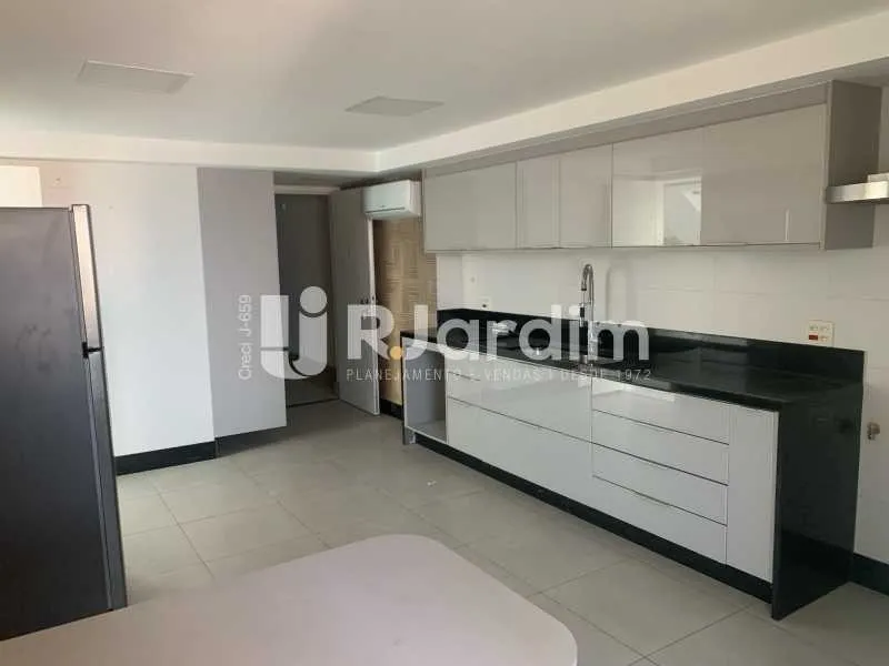 Unfurnished 3-bedroom apartment with open-plan kitchen — photo 12
