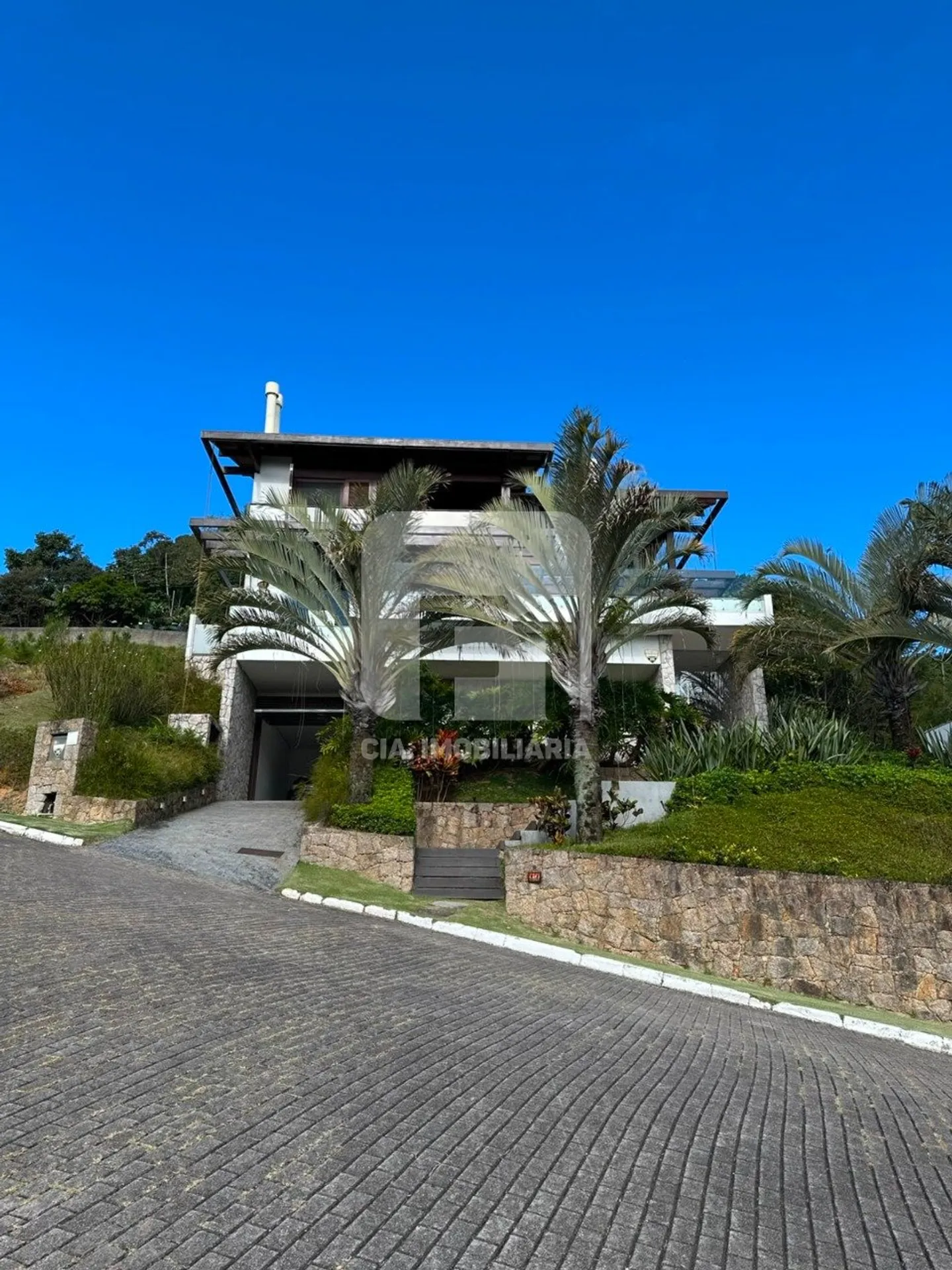 Furnished house with 6 bedrooms and 650 m² total — photo 46
