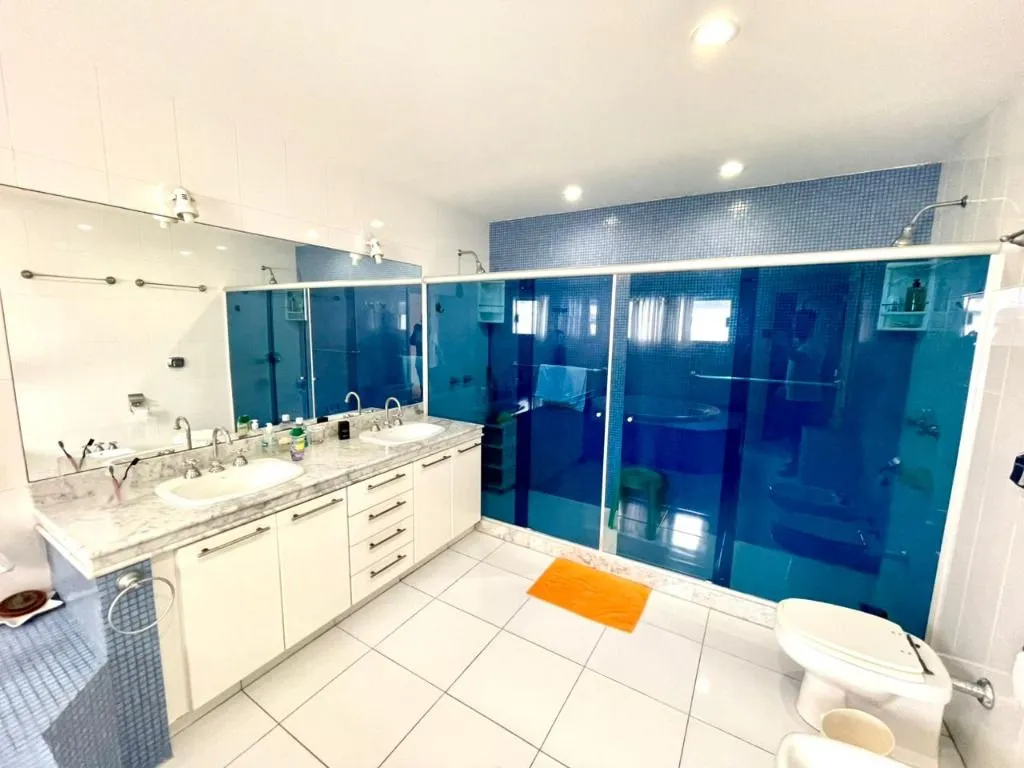 House with 5 bedrooms and a glassed-in balcony — photo 27