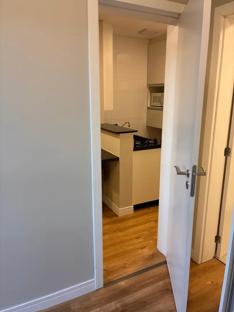 Departamento con piso de madera o laminado en Curitiba — photo 17