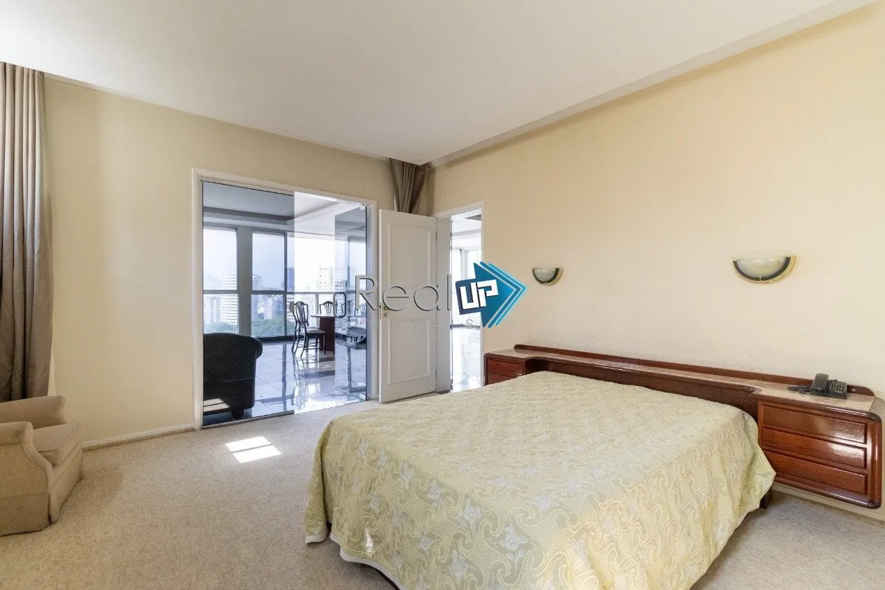 Condominium house with 5 bedrooms and 1081 m² plus laundry — photo 33