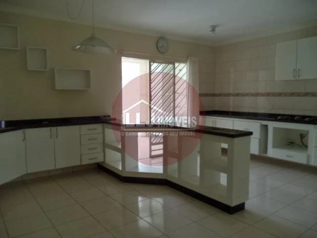 360 m² townhouse with 4 bedrooms and an equipped kitchen