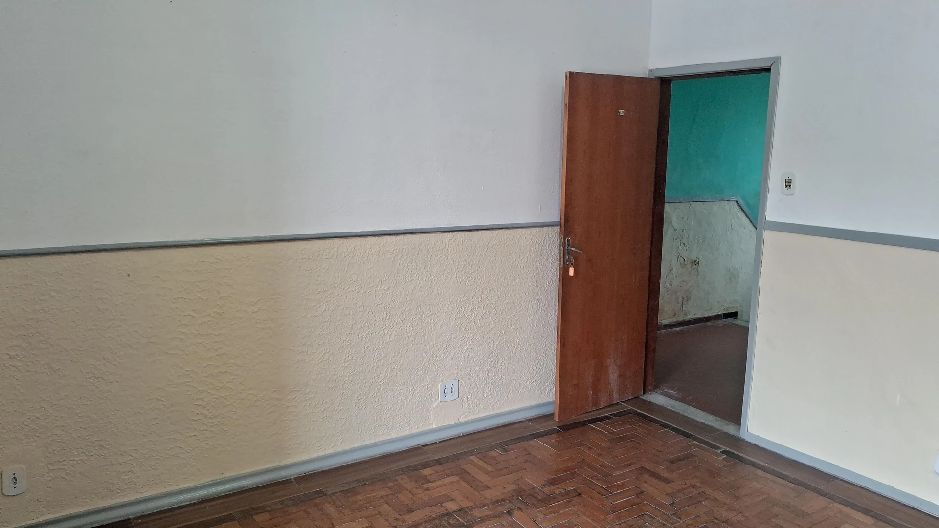 2-bedroom apartment with wood or laminate floors — photo 7