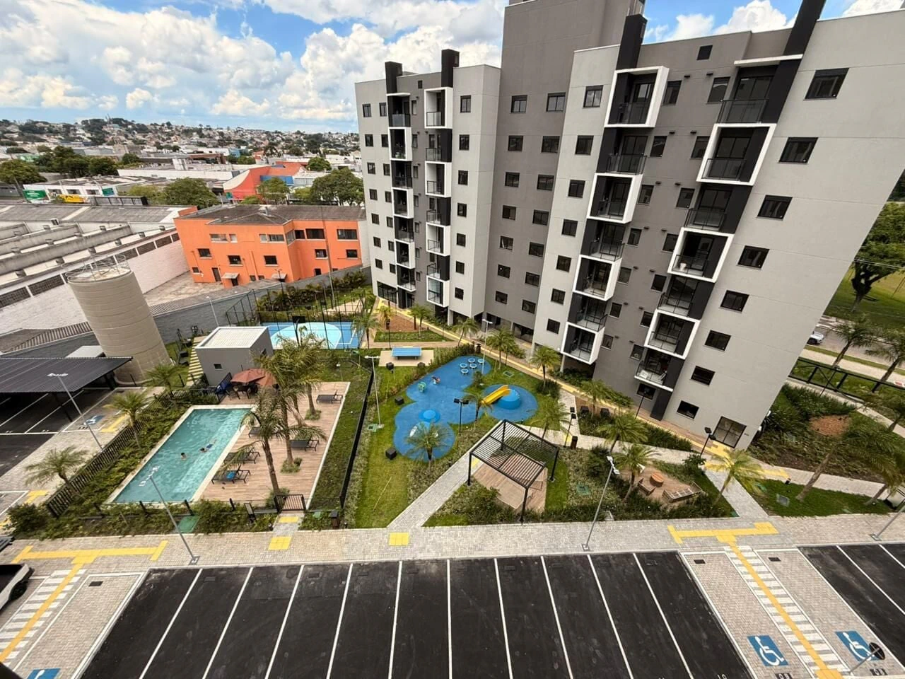 Balcony with a grill in a 2-bedroom apartment, 49 m² — photo 7