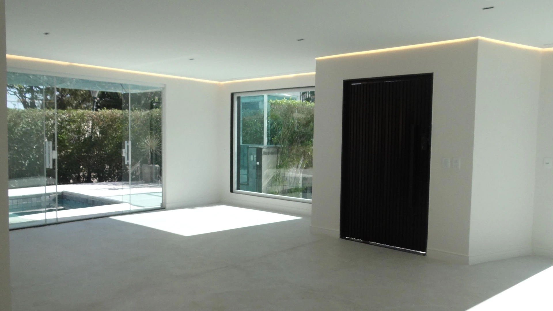 Casa de 384 m² com janelas do piso ao teto e varanda gourmet — photo 90