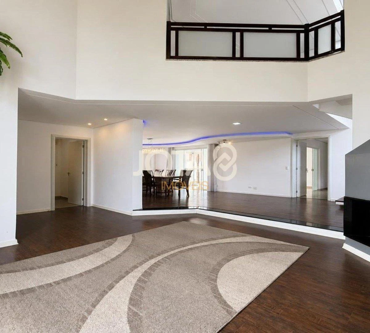 4-bedroom house with a glass-enclosed balcony in Curitiba