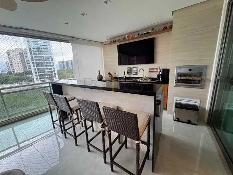 Furnished 4-bedroom apartment with park-view windows — photo 2