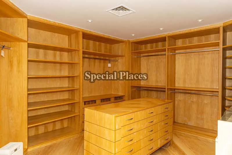 Furnished home with 5 bedrooms and 5 parking spaces — photo 28