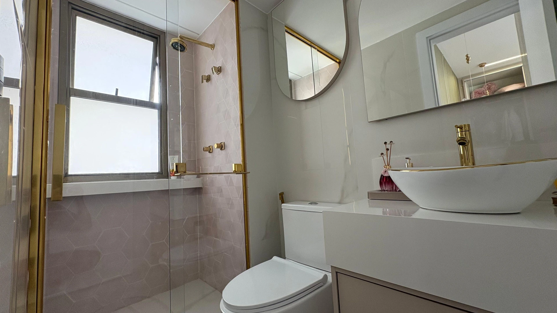 Jacuzzi in a 5-bedroom apartment, 217 m² — photo 53