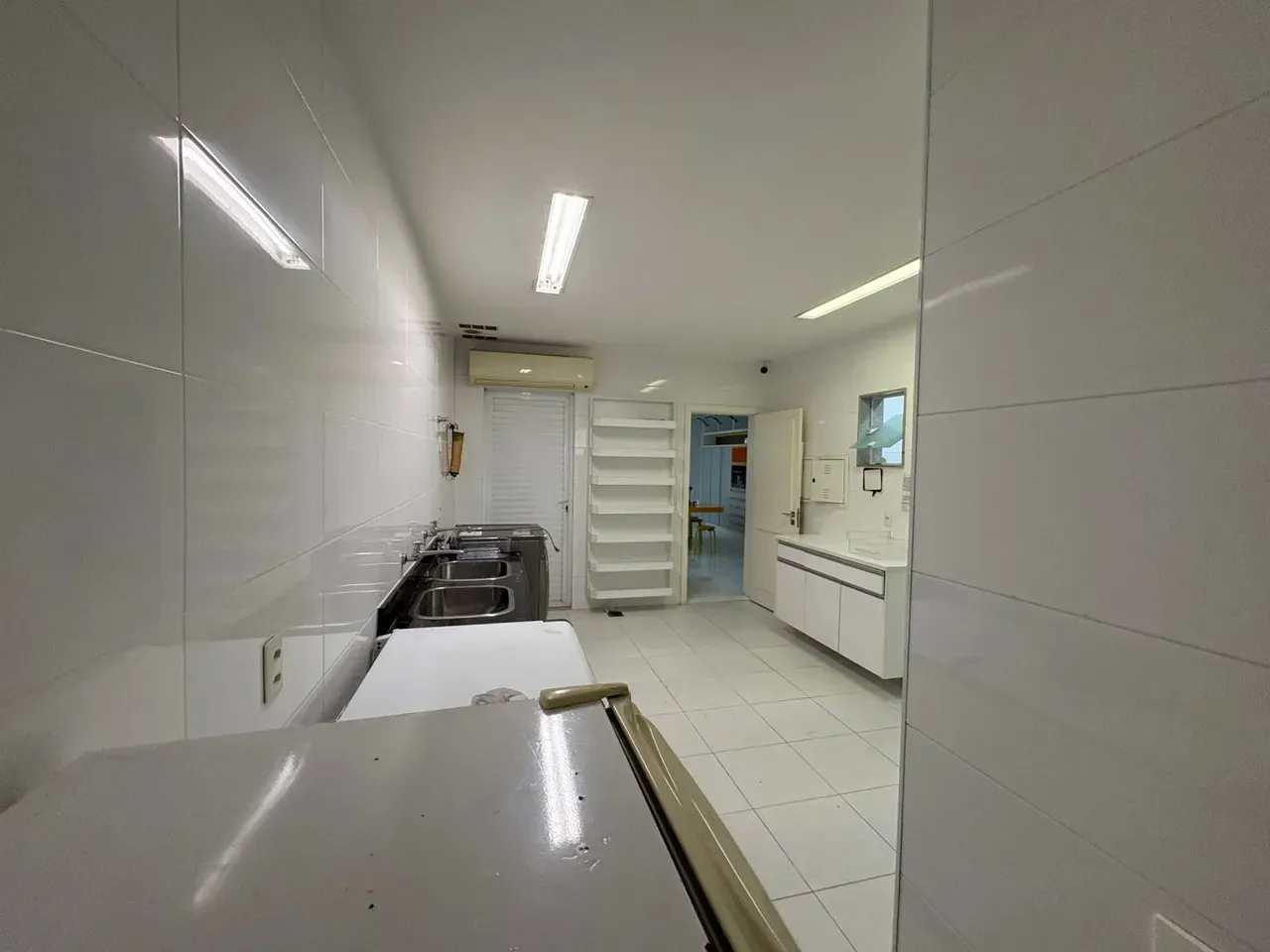 Furnished 6-suite house with 640 m² and 4 parking — photo 51