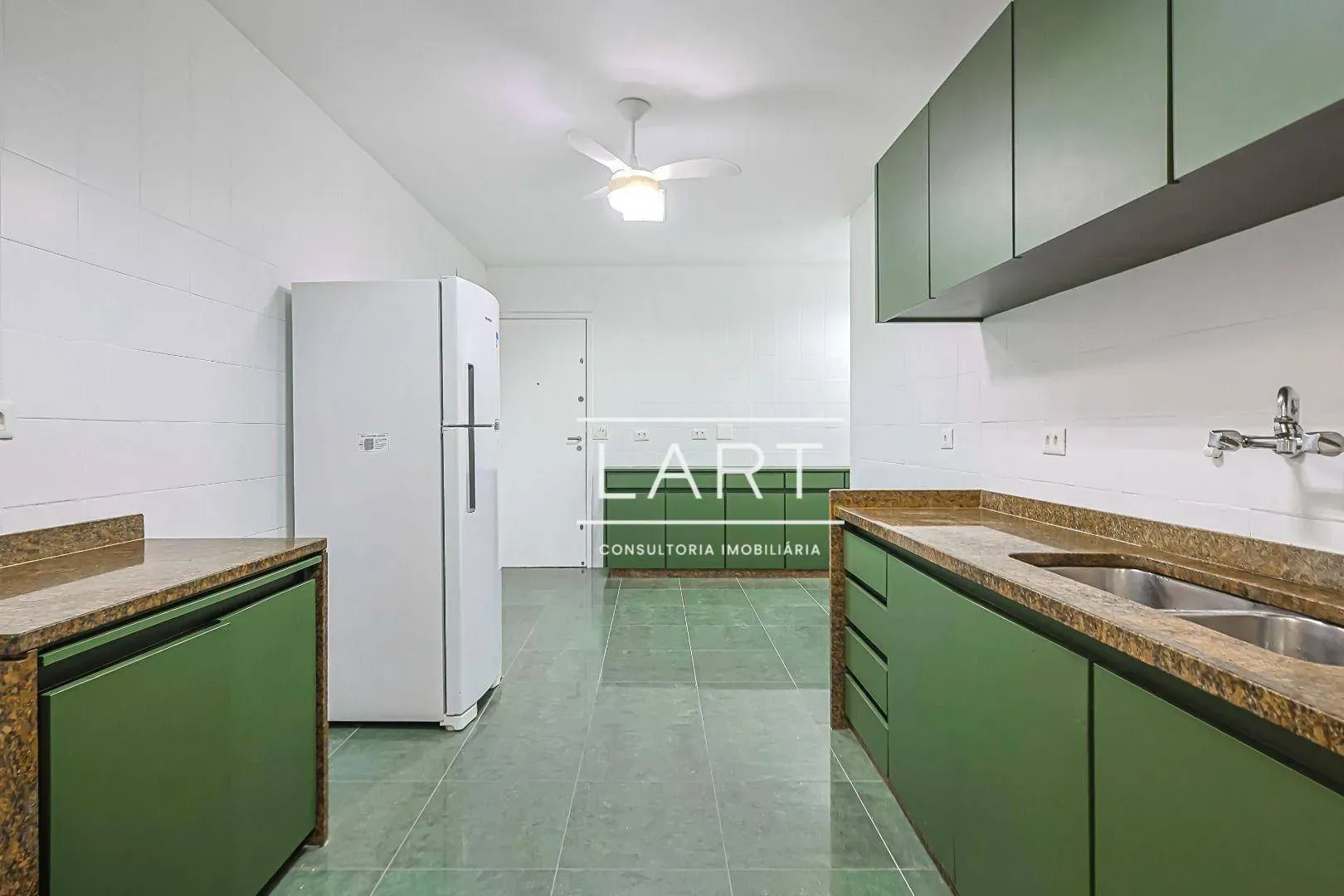 4-bedroom apartment with balcony and 227 m² — photo 25