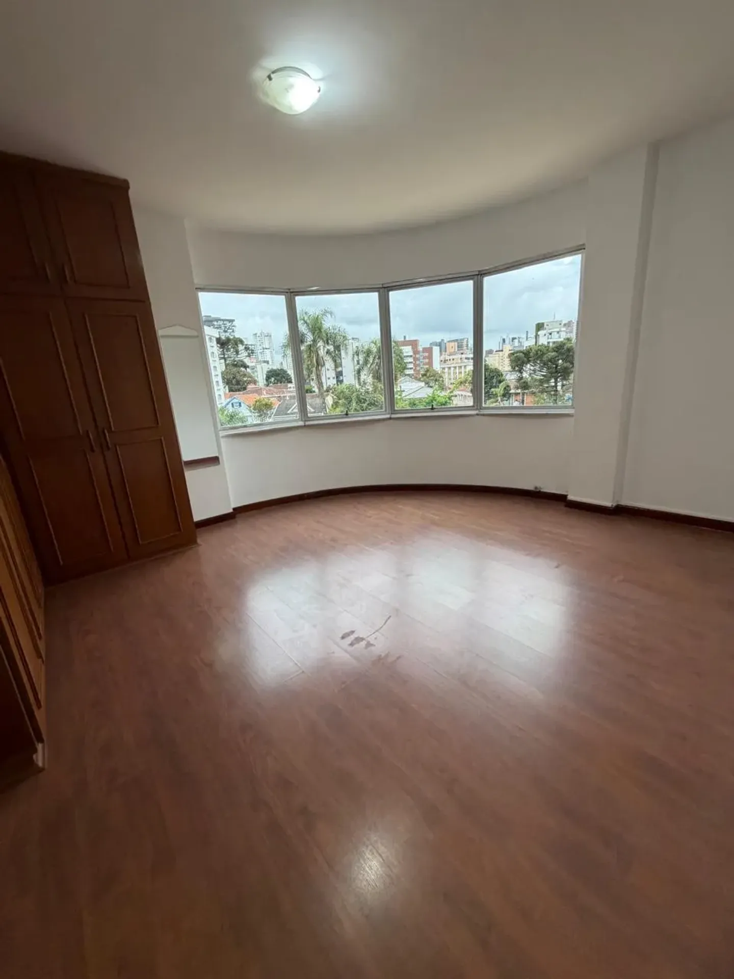 3-bedroom apartment with wood or laminate floors in Curitiba — photo 12