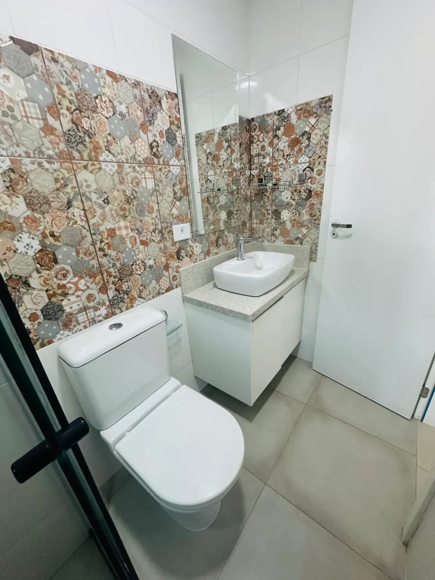 1-bedroom apartment with suite bathroom and balcony — photo 8
