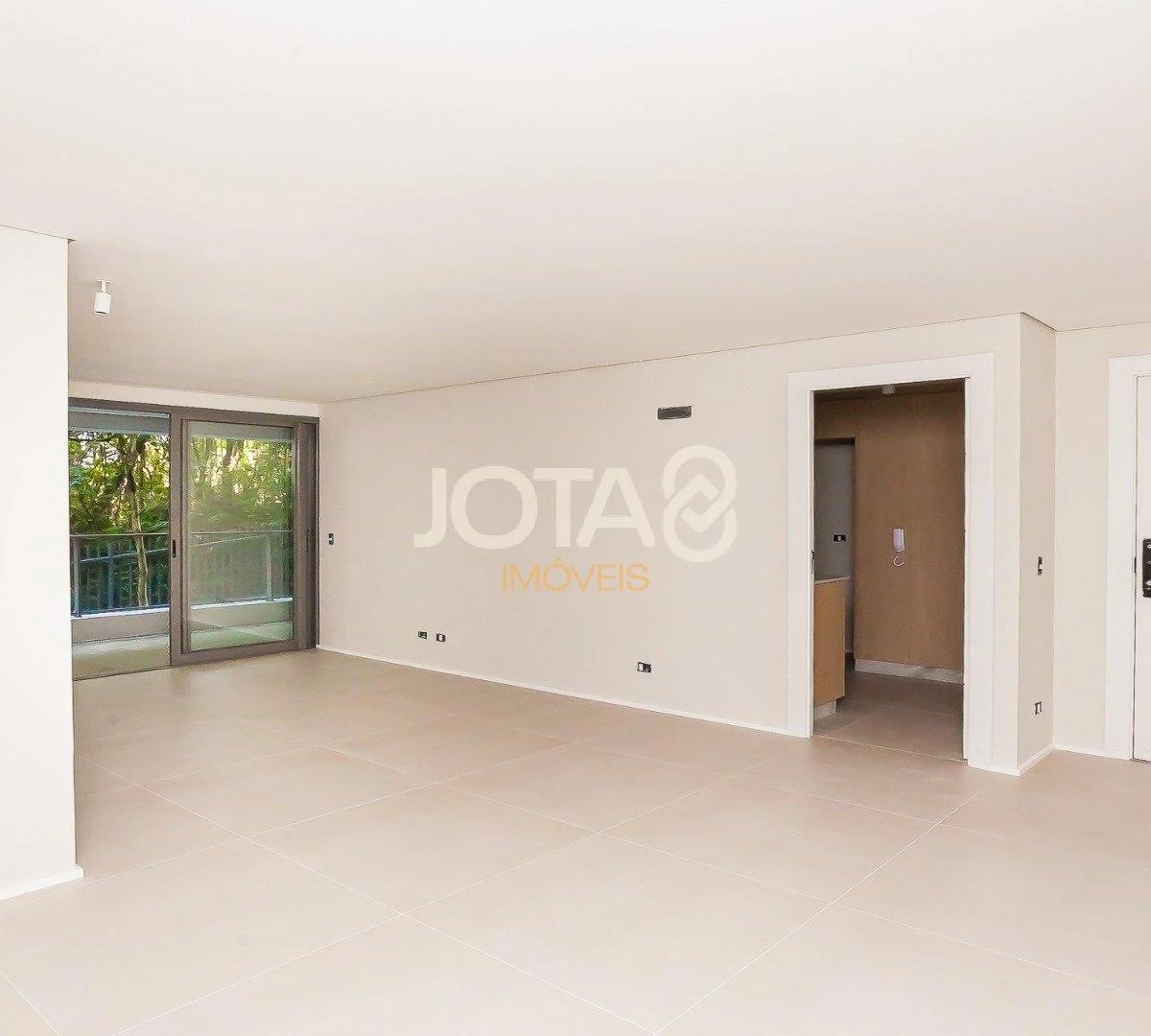Balcony with a grill in a 3-bedroom apartment, 143 m² — photo 32