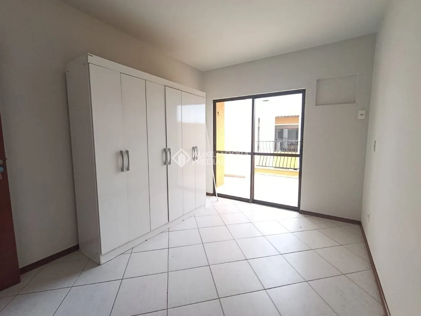 Penthouse-style apartment with 3 bedrooms and 3 baths — photo 32
