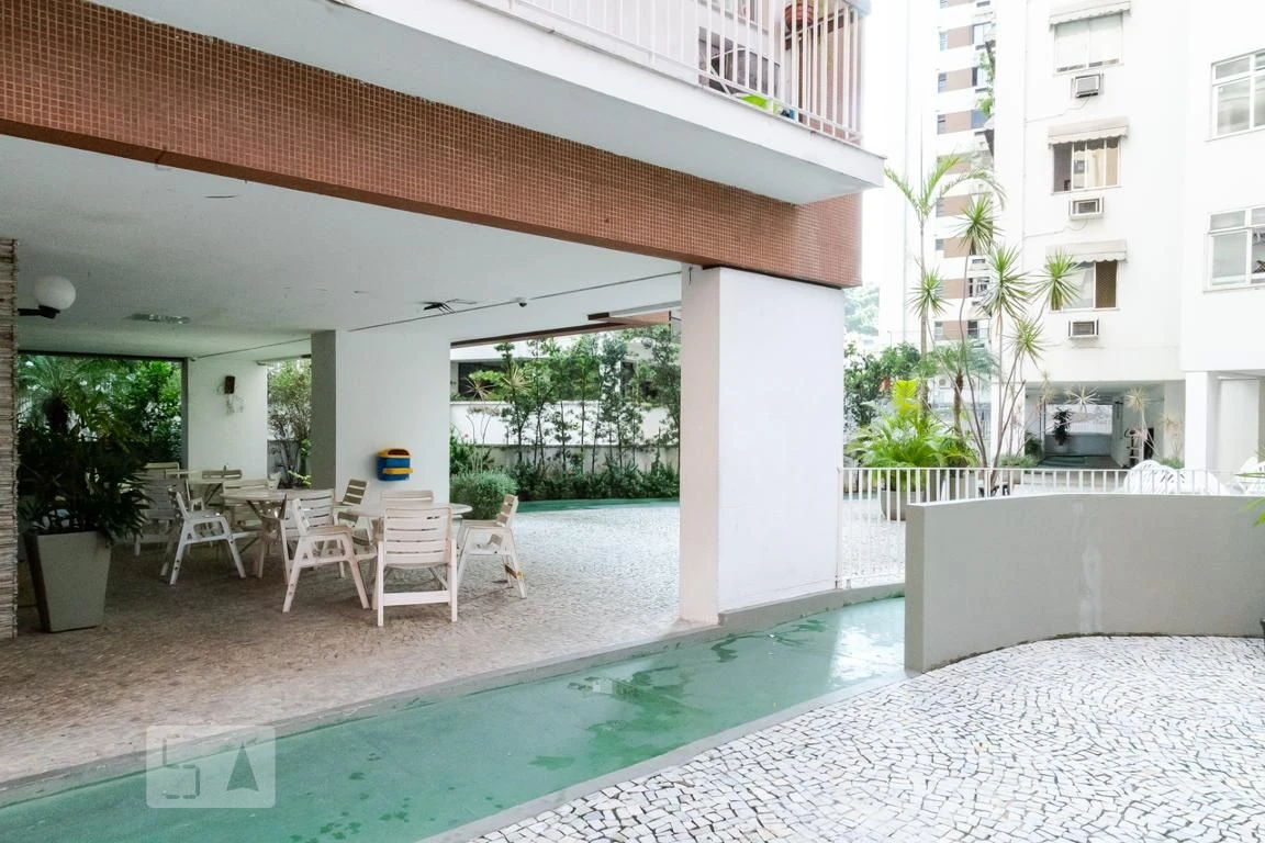 Furnished 2-bedroom apartment with a glassed-in balcony — photo 35