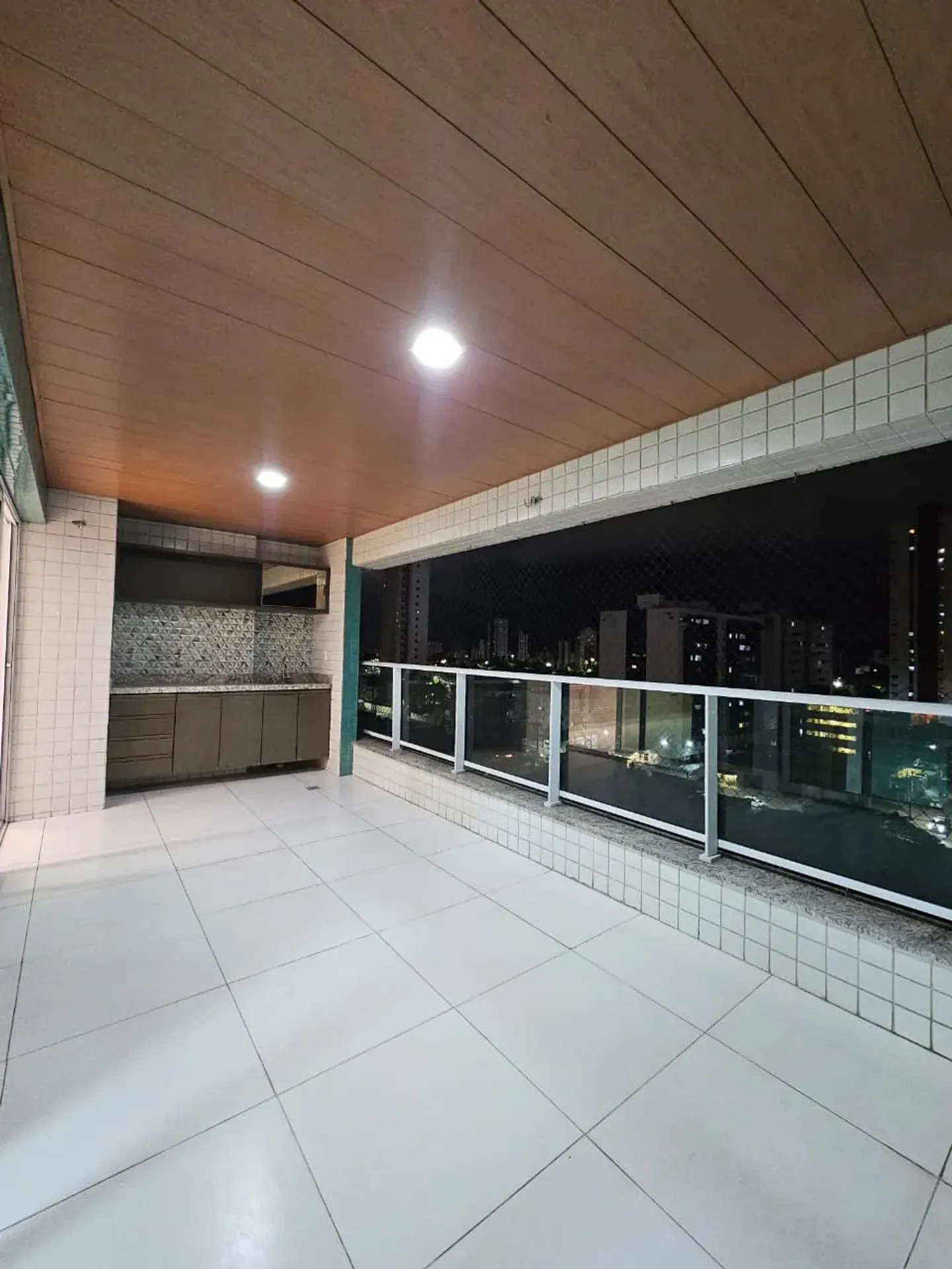 Квартира 185 м² с застеклённым балконом и гардеробной — photo 11