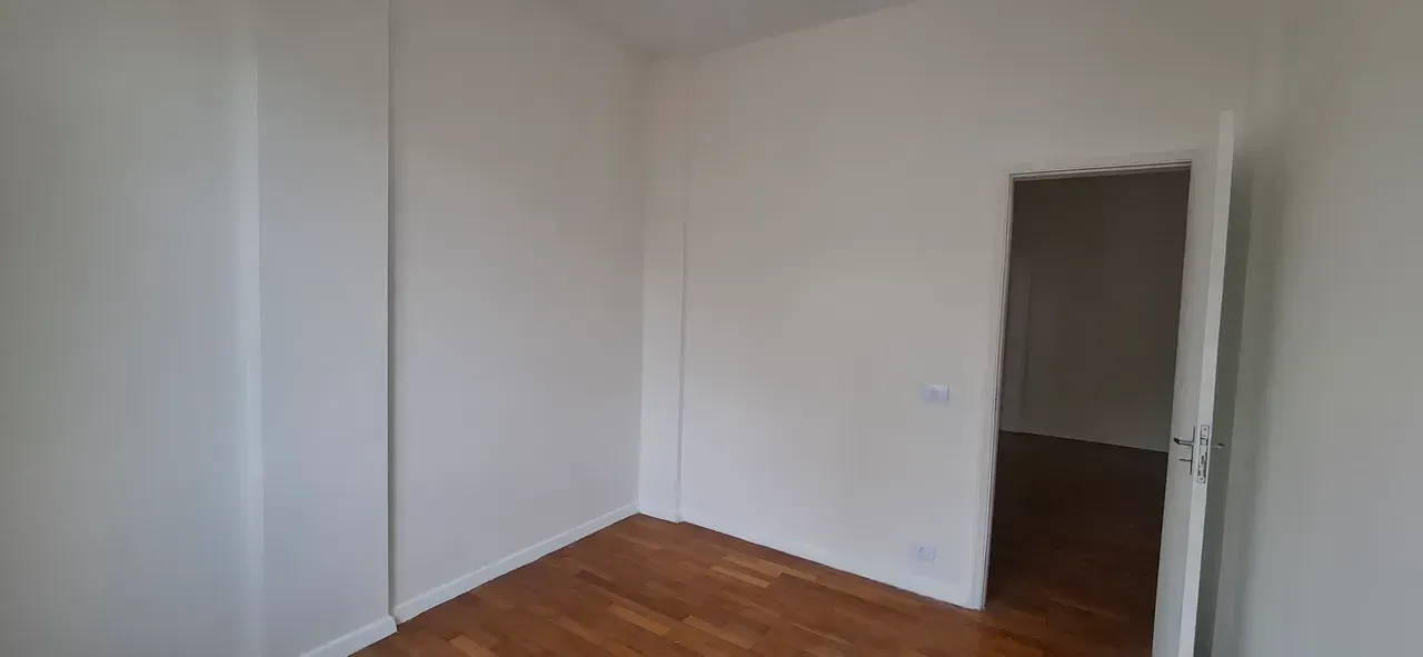 Wood or laminate floors in a 2-bedroom apartment, 68 m² — photo 8