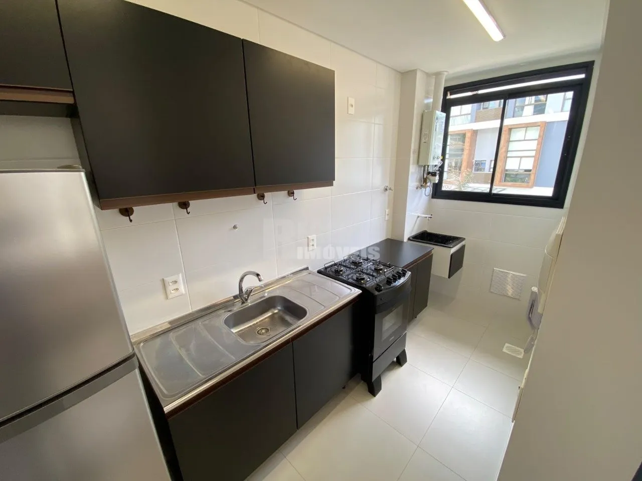 One-bedroom apartment in a building with a gym — photo 11