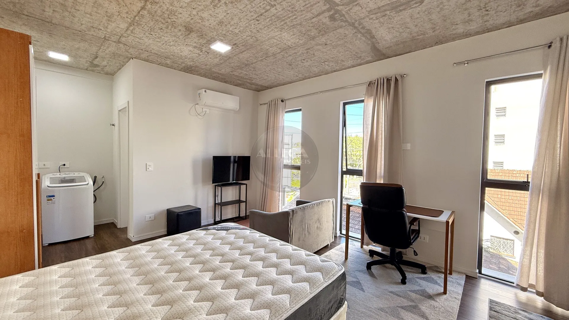 Furnished 32 m² studio with 1 bedroom and compact kitchen