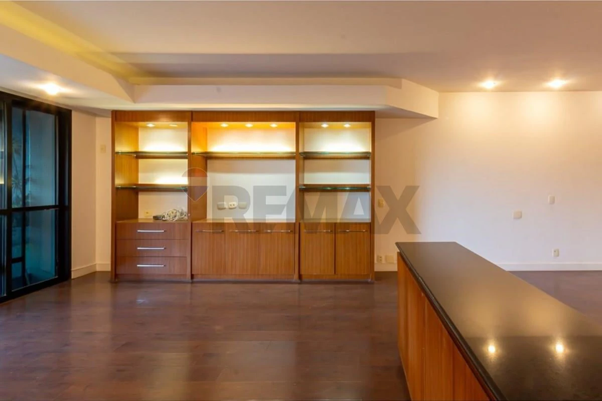 217 m² apartment with 4 bedrooms and balcony BBQ — photo 13