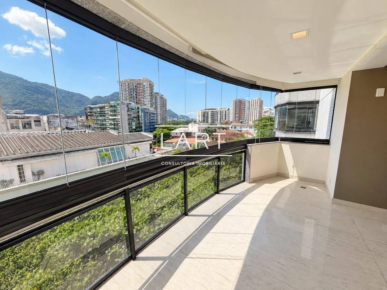 Furnished apartment, 220 m², with floor-to-ceiling windows — photo 10