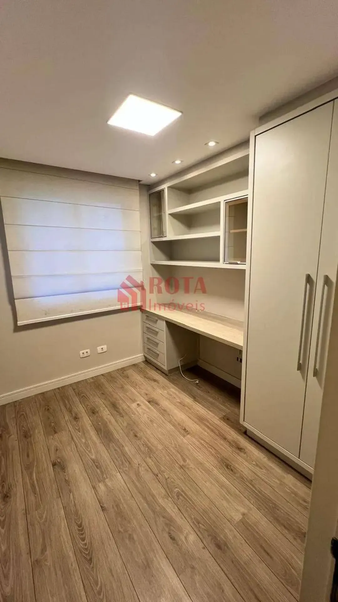 2-bedroom apartment with a glass-enclosed balcony — photo 11