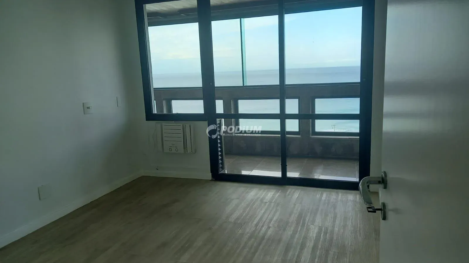 4-bedroom 315 m² apartment with separate kitchen — photo 33