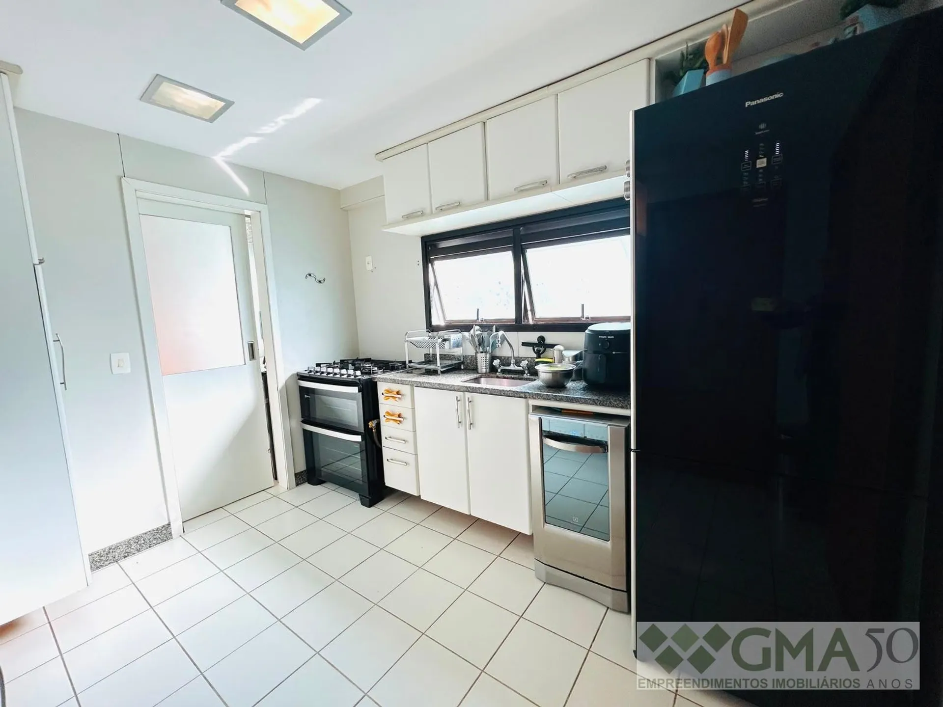 Apartment with 4 bedrooms and 5 bathrooms, 2 parking spaces — photo 31