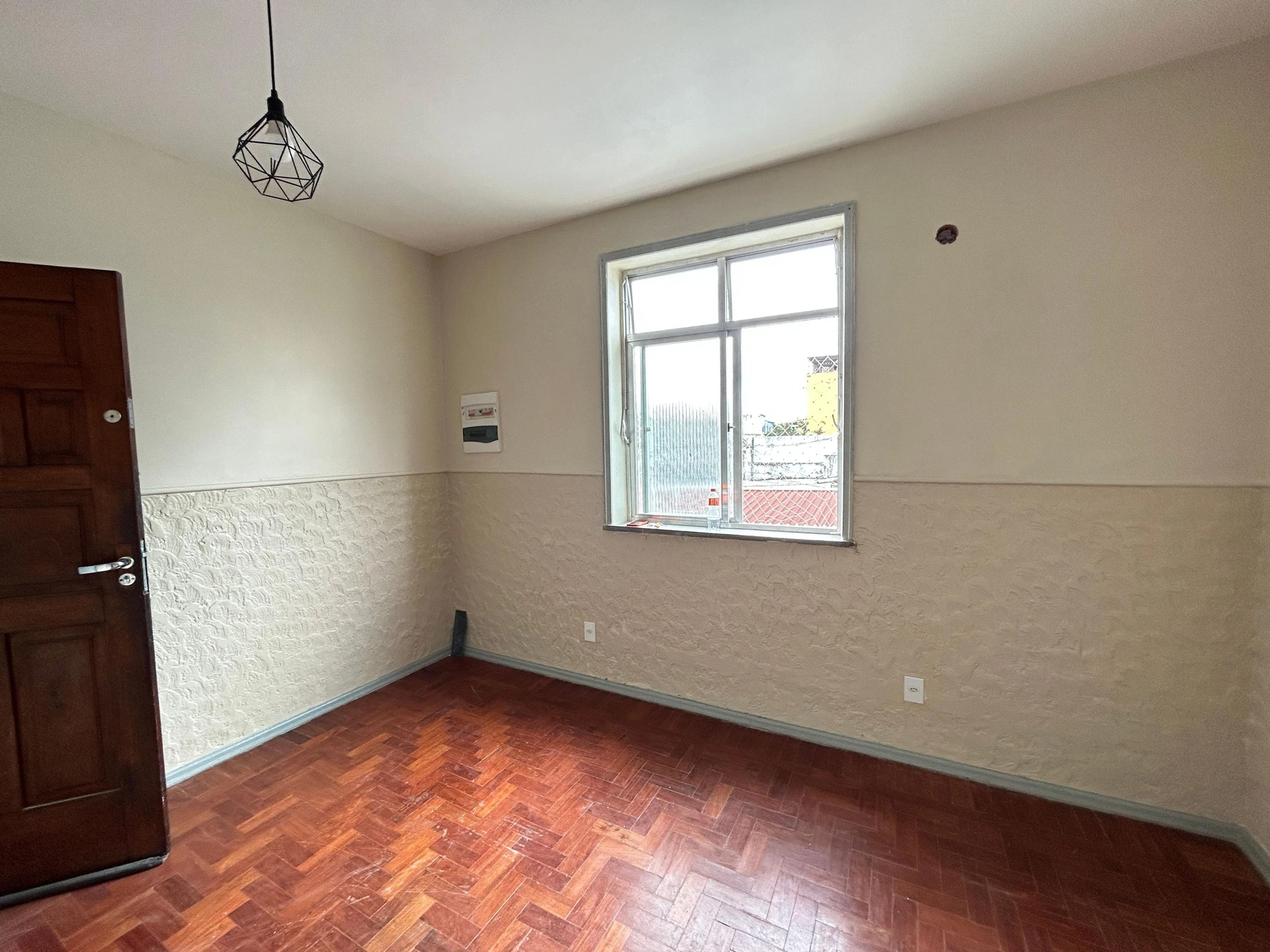 Casa de 2 quartos com piso de madeira ou laminado — photo 25