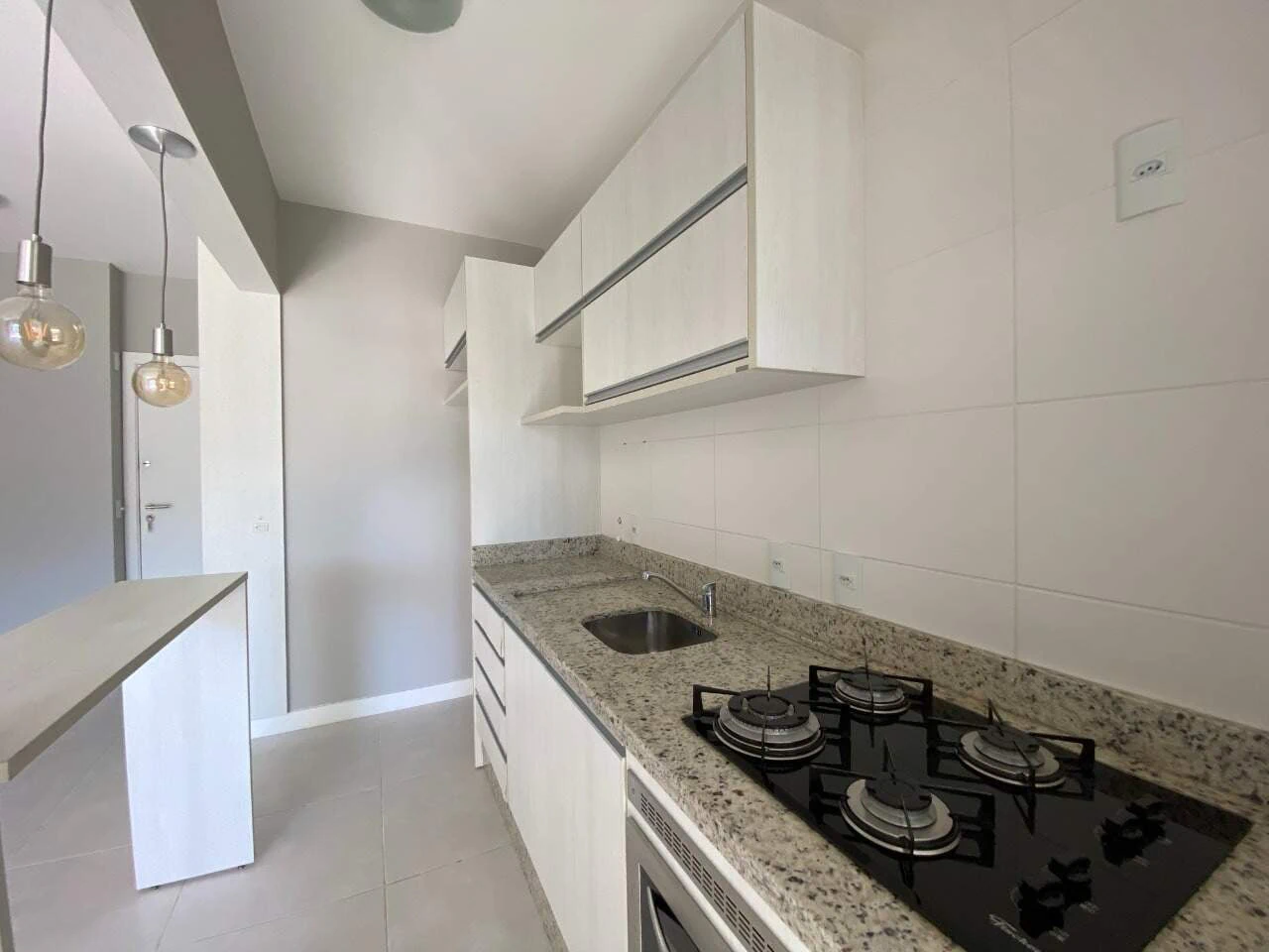 Balcony with a grill in a one-bedroom apartment, 68 m² — photo 7
